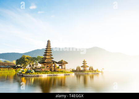 L'exposition à long shot de Pura Ulun Danu Beratan lever du soleil au temple à Bali, Indonésie Banque D'Images