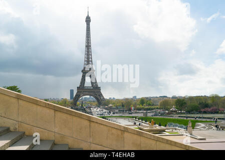 De la Tour Eiffel vue du Trocadéro contre un ciel nuageux Banque D'Images