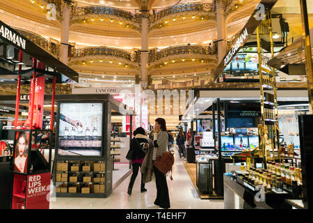 Paris, France - 3 Avril 2019 : boutiques de mode à l'intérieur des Galeries Lafayette. Banque D'Images