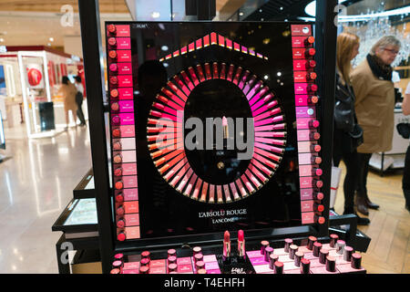 Paris, France - 3 Avril 2019 : boutiques de mode à l'intérieur des Galeries Lafayette. Banque D'Images