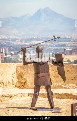 Sculpture en acier d'un soldat médiéval de jeter une lance à Castell de la Santa Barbara, Alicante Espagne Banque D'Images