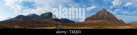 Buachaille Etive Meall Mòr et une Bhùiridh' et d'autre de la partie supérieure de Glen Etive dans les Highlands écossais Banque D'Images