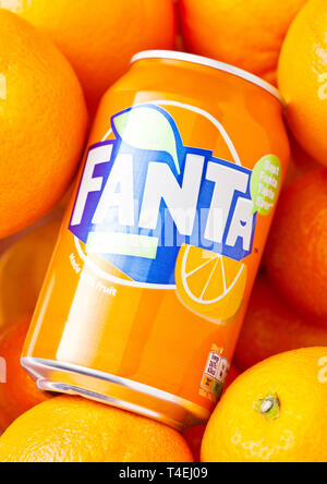 Londres, Royaume-Uni - 31 mars 2018 : aluminium boîte de boisson Fanta orange sur fond orange. Banque D'Images