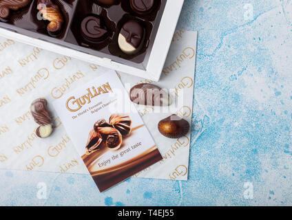 Londres, Royaume-Uni - 15 AVRIL 2019 - Fort de l'Guylian chocolats belges préférés sur tableau bleu. Banque D'Images