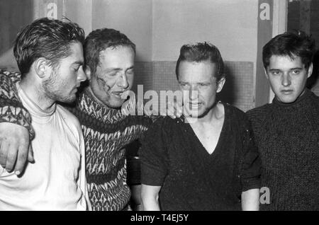 Les alpinistes Peter Siegert, Gert Uhner et Rainer Kauschke de Munich atteindre le sommet de la montagne "Große Zinne', la partie la plus élevée de la 'Drei Zinnen', également appelé Tre Cime di Lavaredo, après 17 jours. Ils continueront à le chalet 8 avec un plus grand groupe. La photo montre (l-r) les alpinistes Rainer Kauschke, Gert Uhner Siegerts, Peter et son plus jeune frère Horst Sieger peu après leur arrivée au chalet. Dans le monde d'utilisation | Banque D'Images