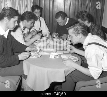 Une partie dans le Grandhotel dans Misurina a lieu le soir du 27 janvier en 1963 pour les trois alpinistes allemands Peter Siegert, Rainer Kauschke et Gert Uhner à partir de Munich, qui sont revenus de la face nord de la "grosse Zinne' dans les Dolomites après 17 jours. La photo montre les alpinistes ayant le dîner. Photo : Georg Göbel dpa | conditions dans le monde entier Banque D'Images