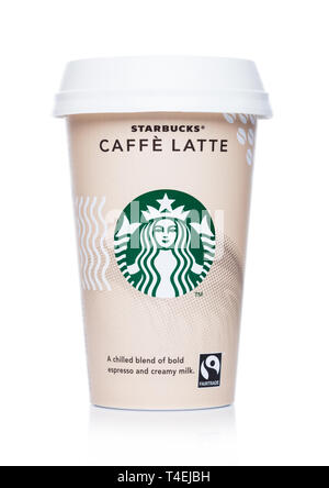 Londres, Royaume-Uni - 15 avril 2019 : Papier tasse de Starbucks café froid. Caffe Latte sur blanc. Banque D'Images