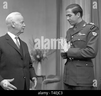 Le prince grec Constantin (r) rencontre président fédéral Heinrich Lübke (l) le 17 janvier en 1963 lors de sa visite en Allemagne. Dans le monde d'utilisation | Banque D'Images