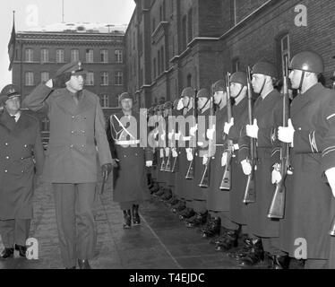 Le prince grec Constantin (l) passe devant une formation d'honneur le 17 janvier en 1963 lors de sa visite en Allemagne. Dans le monde d'utilisation | Banque D'Images