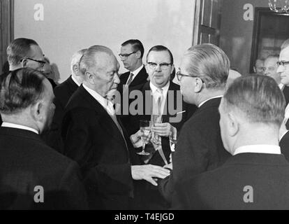 Le chancelier allemand Konrad Adenauer (l, milieu) parle de Kai-Uwe von Hassel (r), qui sera annoncé en tant que nouveau ministre de la défense le 9 janvier en 1963, lors d'une réception le 5 janvier en 1963. Dans le monde d'utilisation | Banque D'Images