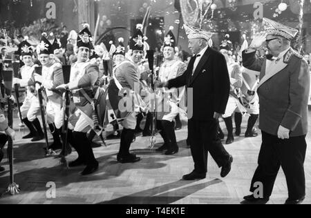 À l'occasion du 70e anniversaire de la société 'Carnaval' Narhalla de Munich, d'un gala a lieu le 22 janvier en 1963, dans lequel les sociétés de carnaval de toute l'Allemagne n'y participer. La photo montre l'ancien maire de Munich Thomas Wimmer (M) en passant devant la formation de la "Kölner Funken'. Dans le monde d'utilisation | Banque D'Images