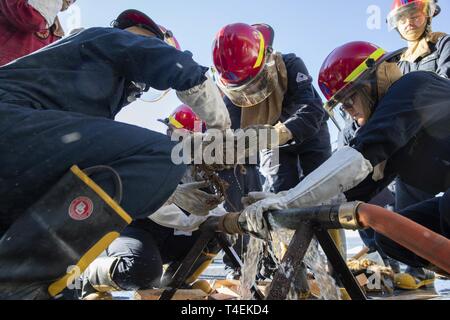 NEWPORT NEWS, Virginie (27 mars 2019) marins affectés à l'USS Gerald R. Ford (CVN 78) flying squad pratique à l'aide d'un trou d'air au cours d'un exercice de contrôle des dommages. Ford est actuellement en post-shakedown la disponibilité de Huntington Ingalls Industries-Newport News Shipbuilding. Banque D'Images