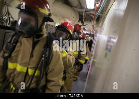 NEWPORT NEWS, Virginie (27 mars 2019) marins affectés à une station de réparation de dommages à bord de l'USS Gerald R. Ford (CVN 78) réagissent à la causalité au cours d'un exercice de contrôle des dommages. Ford est actuellement en post-shakedown la disponibilité de Huntington Ingalls Industries-Newport News Shipbuilding. Banque D'Images