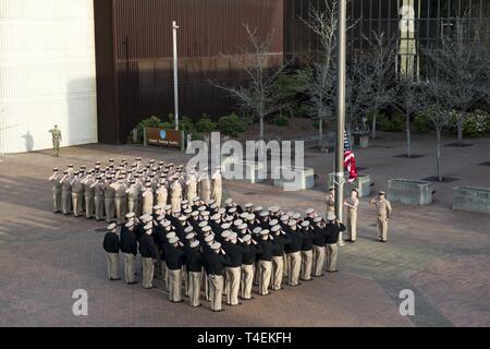 BANGOR, Washington (1 avril 2019) Premier maître observer matin de couleurs à base navale Kitsap-Bangor dans le cadre de la célébration marquant l'anniversaire du chef de l'officier marinier. La Marine a créé le grade de premier maître de il y a 126 ans le 1 avril 1893. Banque D'Images