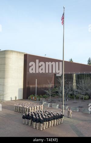 BANGOR, Washington (1 avril 2019) Premier maître observer matin de couleurs à base navale Kitsap-Bangor dans le cadre de la célébration marquant l'anniversaire du chef de l'officier marinier. La Marine a créé le grade de premier maître de il y a 126 ans le 1 avril 1893. Banque D'Images