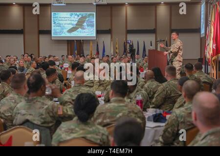 Aumônier (Col.) Samuel S. Lee, United States Forces Korea aumônier commande, parle aux soldats, civils, et les familles au cours d'une prière nationale Déjeuner au Centre Matin calme sur le Camp Humphreys, le 20 mars. Le Bureau de soutien religieux Humphreys a accueilli et salué les membres de la communauté à Camp Humphreys profitez, construire la fraternité, et du culte librement ensemble. Banque D'Images