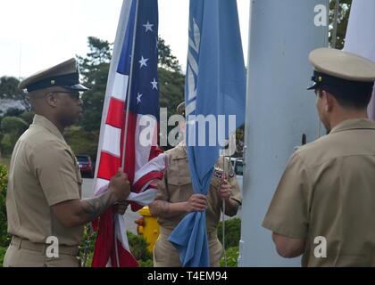 Japon (1 avril 2019) -Le premier maître officiers affectés à des activités de la flotte (FLEACT) Yokosuka conduite matin de couleurs en cours d'une célébration de la 126e premier maître à bord d'anniversaire FLEACT Yokosuka. FLEACT fournit de Yokosuka, entretient et exploite des installations et des services de base à l'appui de la 7ème Flotte américaine déployée sur l'avenir des forces navales, 71 commandes de locataires, et plus de 27 000 militaires et civils. Banque D'Images