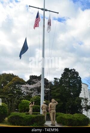 Japon (1 avril 2019) -Le premier maître officiers affectés à des activités de la flotte (FLEACT) Yokosuka conduite matin de couleurs en cours d'une célébration de la 126e premier maître à bord d'anniversaire FLEACT Yokosuka. FLEACT fournit de Yokosuka, entretient et exploite des installations et des services de base à l'appui de la 7ème Flotte américaine déployée sur l'avenir des forces navales, 71 commandes de locataires, et plus de 27 000 militaires et civils. Banque D'Images