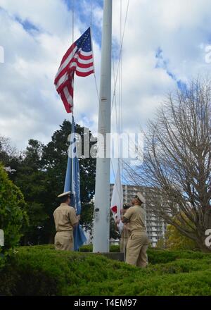 Japon (1 avril 2019) -Le premier maître officiers affectés à des activités de la flotte (FLEACT) Yokosuka conduite matin de couleurs en cours d'une célébration de la 126e premier maître à bord d'anniversaire FLEACT Yokosuka. FLEACT fournit de Yokosuka, entretient et exploite des installations et des services de base à l'appui de la 7ème Flotte américaine déployée sur l'avenir des forces navales, 71 commandes de locataires, et plus de 27 000 militaires et civils. Banque D'Images