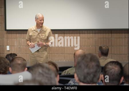 Adm arrière. Paul Pearigen, commandant de la Marine, à l'ouest de la médecine (salaire minimum), et chef de la Marine, Corps médical, parle au personnel durant un appel toutes les mains à l'administration régionale de la base navale à bord du San Diego. NMW fournit des soins médicaux à près de 700 000 bénéficiaires tout au long de la côte ouest des États-Unis, de l'Asie et le Pacifique. À l'échelle mondiale, NMW supervise huit laboratoires de recherche à travers les États-Unis et d'outre-mer qui offrent une expertise en recherche sur l'appui de la santé et de la préparation. warfighter Banque D'Images