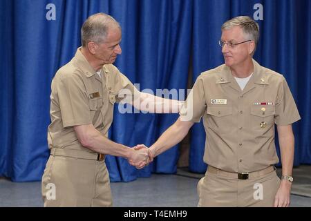 Adm arrière. Paul Pearigen, commandant de la Marine, à l'ouest de la médecine (salaire minimum), et chef de service de santé de la Marine, félicite le Capitaine Timothy Weber, NMW Chef du personnel pour être nom que son remplacement lors d'un appel mains libres tous au siège de la base navale à bord du San Diego. NMW fournit des soins médicaux à près de 700 000 bénéficiaires tout au long de la côte ouest des États-Unis, de l'Asie et le Pacifique. À l'échelle mondiale, NMW supervise huit laboratoires de recherche à travers les États-Unis et d'outre-mer qui offrent une expertise en recherche sur l'appui de la santé et de la préparation. warfighter Banque D'Images