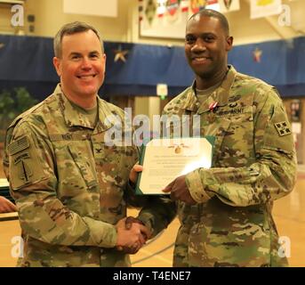 Le sergent-chef. Kevin Woods,(à droite), représentant de l'égalité des chances pour 4e Brigade de soutien a reçu la Médaille du service méritoire du colonel James G. Kent, (à gauche), commandant de la 4e Brigade de soutien, lors d'une cérémonie 22 Mar. au William 'Bill' Reed Centre d'événements spéciaux. Woods a été donné le MSM à commerate ses années de service. Banque D'Images