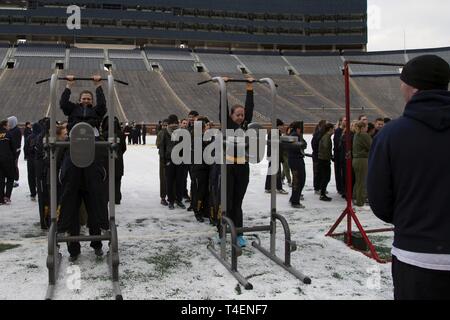 ANN Arbor, MI. (31 mars 2019) - Les aspirants de participer à une clinique de pull-up lors d'une 'Grande Maison PT' session au stade du Michigan dans le cadre de la femme dans le Service naval symposium, organisé par l'Université du Michigan Naval Reserve Officers Training Corps unité. Cet événement a eu lieu en conjonction avec l'observation de la Marine américaine du mois de l'histoire des femmes et a fourni plus de 150 aspirants à partir d'unités à travers le pays avec la possibilité d'interagir et d'apprendre des femmes leaders au service de l'ensemble de la flotte. Banque D'Images