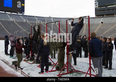 ANN Arbor, MI. (31 mars 2019) - Les aspirants de participer à une clinique de pull-up lors d'une 'Grande Maison PT' session au stade du Michigan dans le cadre de la femme dans le Service naval symposium, organisé par l'Université du Michigan Naval Reserve Officers Training Corps unité. Cet événement a eu lieu en conjonction avec l'observation de la Marine américaine du mois de l'histoire des femmes et a fourni plus de 150 aspirants à partir d'unités à travers le pays avec la possibilité d'interagir et d'apprendre des femmes leaders au service de l'ensemble de la flotte. Banque D'Images