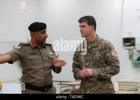 Le colonel Nawaf Jandoul Al-Dousari, le Koweït au nord du complexe médical militaire directeur, donne à Brigue. Le général Randolph Staudenraus, chef du bureau de la coopération militaire, Ambassade des États-Unis - Koweït, une visite de l'installation au cours de l'exercice III Stimulateur 2 Avril, 2019. Banque D'Images