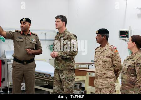 Le colonel Nawaf Jandoul Al-Dousari, le Koweït au nord du complexe médical militaire directeur, donne à Brigue. Le général Randolph Staudenraus, chef du bureau de la coopération militaire, Ambassade des États-Unis - Koweït, une visite des installations au cours de l'exercice III Stimulateur 2 Avril, 2019. Banque D'Images