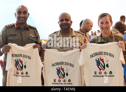 Le colonel Nawaf Jandoul Al-Dousari, le Koweït au nord du complexe médical militaire directeur, le Colonel Raed R. Altajalli, M.D., directeur adjoint de l'Koweït Au nord du complexe médical militaire, et le Colonel Ellen Shannon-Ball, 452d'appui tactique, commandant de l'hôpital posent pour une photo à la suite de l'exercice III Stimulateur 2 Avril, 2019. Banque D'Images