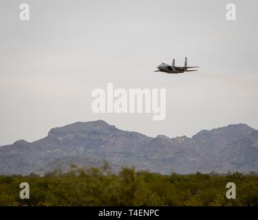 Un F-15C Eagle, affecté à la 159e Escadre de chasse, stationnés à la Naval Air Station Joint Reserve Base New Orleans, Louisiane, effectue un passage à basse altitude pendant le Chaos Haboob, 27 mars 2019 à la Barry M. Goldwater Range près de Gila Bend, en Arizona Haboob Havoc se compose de plus de 60 différents aéronefs participant à des compétitions à la masse de l'air de voir l'avion qui vient en tête. Banque D'Images