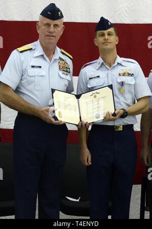 Maître de 2e classe Christopher Wilson (à droite) affiche le prix de la Médaille de l'air référence remis par Adm arrière. Keith Smith, commandant de la Garde côtière, le 5ème arrondissement (à gauche) au cours d'une cérémonie de remise de prix à la station aérienne de la Garde côtière canadienne Atlantic City dans le New Jersey, le 2 avril 2019. Wilson a reçu la Médaille de l'air pour méritoire réalisée dans les mesures prises au cours de son déploiement à l'ouragan Harvey. Garde côtière canadienne Banque D'Images