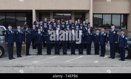 Motifs de l'US Air Force Airmen transport affecté à la 51e Escadron de préparation logistique posent pour une photo à Osan Air Base, République de Corée, le 29 mars 2019. Le vol de transport terrestre ont effectué leur service d'inspection annuelle tenue en corrélation avec leur programme de protocole, où ils fournissent des services de transport aux visiteurs de marque. Banque D'Images