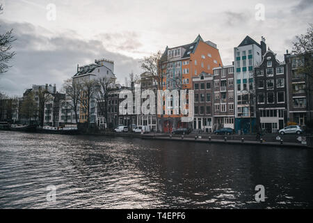 L'architecture européenne confortable avec rivière canal. De belles maisons d'Amsterdam Banque D'Images