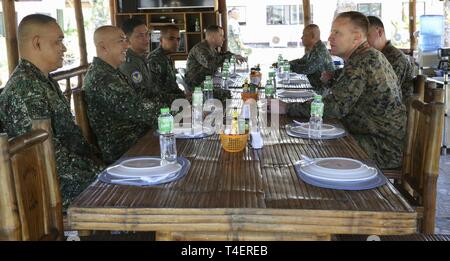 U.S. Marine Corps Brig. Le général Christopher McPhillips, général commandant la 3e brigade expéditionnaire, Marine, a une conversation avec les responsables du Corps des Marines des Philippines au cours de l'exercice Balikatan lors de la 3e Brigade Maritime, Barangay Tiniguiban, Puerto Princesa City, Palawan, le 2 avril 2019. McPhillips a effectué une visite sur place et a rencontré la direction du Corps des Marines des Philippines. Balikatan, dans sa 35e version, est un militaire américain annuel Philippine-formation a porté sur une grande variété de missions, y compris l'assistance humanitaire et les secours en cas de catastrophe, la lutte contre le terrorisme, et d'autres militaires combinés opera Banque D'Images