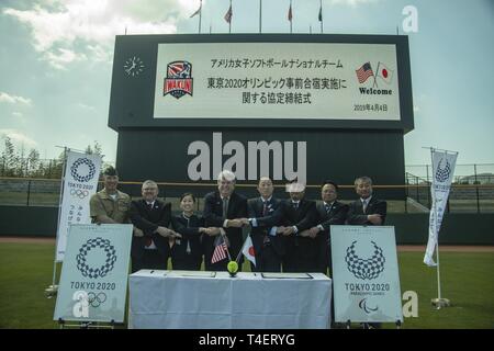 Visiteurs distingués, Ville Iwakuni et leadership Le colonel du Corps des Marines américain Richard F. Fuerst, le commandant de Marine Corps Air Station Iwakuni, Japon, une poignée de main après un accord signature cérémonie à Kizuna Stadium à Iwakuni City, le 4 avril 2019. La cérémonie a confirmé les USA de l'équipe nationale féminine de softball's de Iwakuni ville à accueillir l'équipe en tant qu'ils utilisent le complexe sportif du stade Kizuna comme un site de formation pour les Jeux Olympiques de 2020 à Tokyo. Le stade est une installation polyvalente pour les résidents japonais et MCAS Iwakuni. Banque D'Images