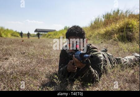 L'Aviateur de l'Armée de l'Air Philippine 2e classe Jomel Adona exécute une position couchée pendant un défenseur pacifique des forces de sécurité l'échange d'experts en la matière à percer Cesar Basa Air Base, Philippines, le 4 avril 2019, dans le cadre de l'exercice Balikatan. Balikatan est un exercice annuel entre les États-Unis et les Philippines et vient d'une expression tagalog signifiant 'shoulder-à-coude,' représentant le partenariat entre les deux pays. L'exercice aide à maintenir un haut niveau de préparation et de réactivité, et il améliore l'ensemble des relations et des capacités militaires. Adona est originaire de Cand Banque D'Images