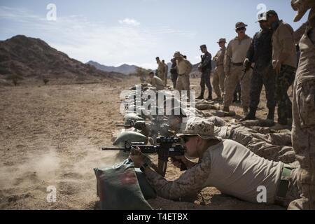 Titine (2 avril CAMP, 2019) Les Marines américains avec 5e Peloton, la Compagnie Charlie, l'équipe de sécurité de la flotte de l'Antiterrorisme, du Commandement central (FASTCENT), d'acquérir leur bataille vue zéro pour leurs armes au cours d'une gamme de tir réel dans le cadre d'un échange d'experts en la matière avec les membres en service de 77e bataillon de marine, Royal Jordanian Naval Force. FASTCENT fournit des forces de sécurité et d'antiterrorisme expéditionnaire aux ambassades, consulats et autres biens nationaux essentiels dans toute la région. Banque D'Images