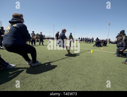 (3 avril 2019) Premier maître de participer à un jeu de souque à la corde lors de la Chèvre Locker à Défi Naval Station Norfolk, Virginie, le 3 avril 2019. Le défi était de chèvre Locker organisée en l'honneur du 126e anniversaire du premier maître de rang. Banque D'Images