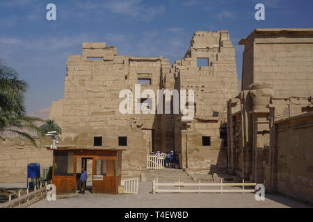 Louxor, Egypte : entrée de la tour de Médinet Habou, nouveau royaume temple funéraire de Ramsès III sur la rive ouest du Nil. Banque D'Images