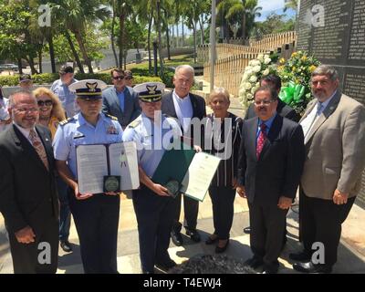 Les gardes côte avec le Conseil d'état de Porto Rico au Monument du Souvenir, le 30 mars, 2019. Les membres du secteur de San Juan de la Garde côtière canadienne et la Garde côtière canadienne Heriberto Hernandez (WPC-1114) s'est joint à la Vietnam Veterans of America Porto Rico Conseil d'État lors d'une cérémonie à la Puerto Rico Capitol Building 30 mars 2019 Vietnam de remercier et d'honorer les anciens combattants et leurs familles pour leur service et sacrifice à la nation. Banque D'Images