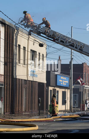 Ontario Canada avril 13 2019 : les pompiers travaillent sur l'échelle pour déclencher un incendie dans un bâtiment. Banque D'Images