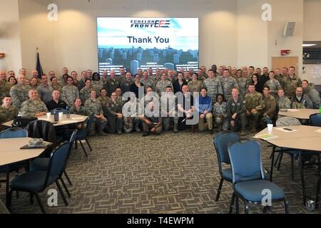 Les membres d'Echelon, un organisme de formation en leadership dirigé par un groupe de retraités et d'anciens membres du personnel de l'US Navy SEAL, posent avec les membres de la Garde nationale aérienne du Michigan's 127th Wing à Selfridge Air National Guard Bas, au Michigan, le 5 avril 2019. L'équipe a réalisé une façade Echelon journée de séminaire de formation au leadership à la base. Banque D'Images