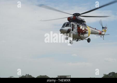 Hélicoptère de l'Armée de l'Air Philippine effectue une extraction de l'antenne au cours de l'exercice d'entraînement sur le terrain phase de l'exercice de préparation aux catastrophes de la Communauté, des collines de Batasan, 27 mars 2019. L'exercice a eu lieu à un niveau de poste de commandement et la formation sur le terrain et au niveau de la ville de Quezon inclus la réduction des risques de catastrophe (QCDRRMC Conseil de gestion) et les collines de Batasan Barangay la réduction des risques de catastrophe (Bureau de la gestion de l'DRRMO). La Garde nationale d'Hawaï a Programme de partenariat de l'état de la gestion des catastrophes civiles de l'Etat et professionnels des comtés d'évaluer la réponse à une municipalité des Philippines Banque D'Images