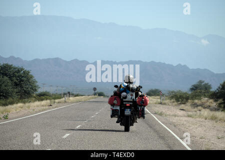 La Rioja, Argentine - 2018 : Un homme conduit une motocyclette sur la route 76. Banque D'Images