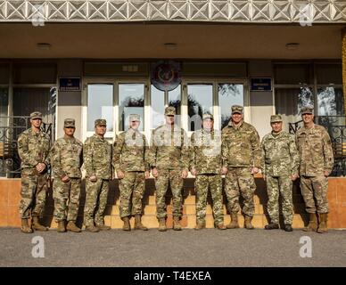 L'adjudant-général du Tennessee, le Major-général Jeff Holmes (centre) pose pour la photo avec les dirigeants de multinationales des États-Unis et l'Ukraine au cours de sa visite à l'viv Centre d'instruction au combat, l'Ukraine, le 5 avril. Banque D'Images