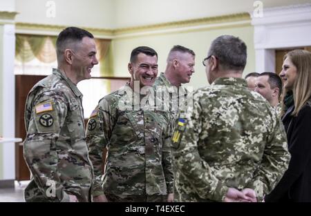 La commande de gauche à droite : sgt. Le major Dale Crockett et Brigue. Gen. Jimmie Cole parler avec la Force terrestre, le Général Général Pavlo Tkachuk lors d'une visite de l'adjudant-général du Tennessee, le Major-général Jeff Holmes au centre d'instruction au combat de Yavoriv, l'Ukraine, d'avril, 5. Banque D'Images