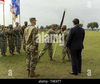 STARKE, Floride -- Commande Le Sgt. Le major Jeff Young, l'agent s'engage à conseiller l'adjudant, passe par les couleurs de la Garde nationale de Floride à l'Adjudant général sortant, le Major-général Michael Calhoun durant la cérémonie de passation de commandement le 6 avril 2019. Le général de Calhoun a servi en uniforme pendant près de 40 ans avec les quatre dernières en tant que le commandant de la Garde nationale de Floride. Banque D'Images