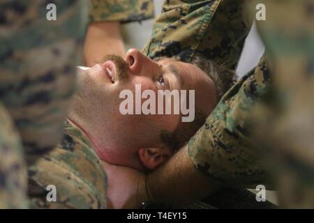 La Marine américaine Maître de 2e classe Erik Simon, 4e Bataillon Médical, de jeux de rôles comme un blessé lors d'une évacuation médicale à répétition le Colonel Ernesto Ravina Air Base, Philippines, le 6 avril 2019 lors de l'exercice Balikatan. Dans sa 35ème itération, Balikatan est un américain annuel-exercice d'entraînement militaire des Philippines a porté sur une grande variété de missions, y compris l'assistance humanitaire et les secours en cas de catastrophe, la lutte contre le terrorisme, et d'autres opérations militaires conjointes. Aide Balikatan forces participantes maintenir un haut niveau de préparation et de réactivité et améliore ainsi de militaires à militaires rapport Banque D'Images